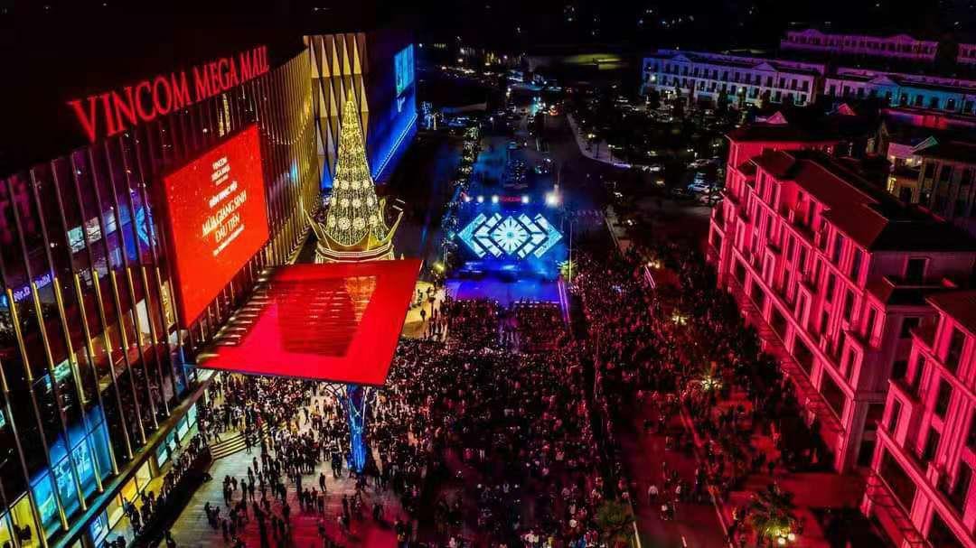 itc P10 outdoor LED video wall on Vincom Mega Mall Ocean Park, Vietnam, during an evening event